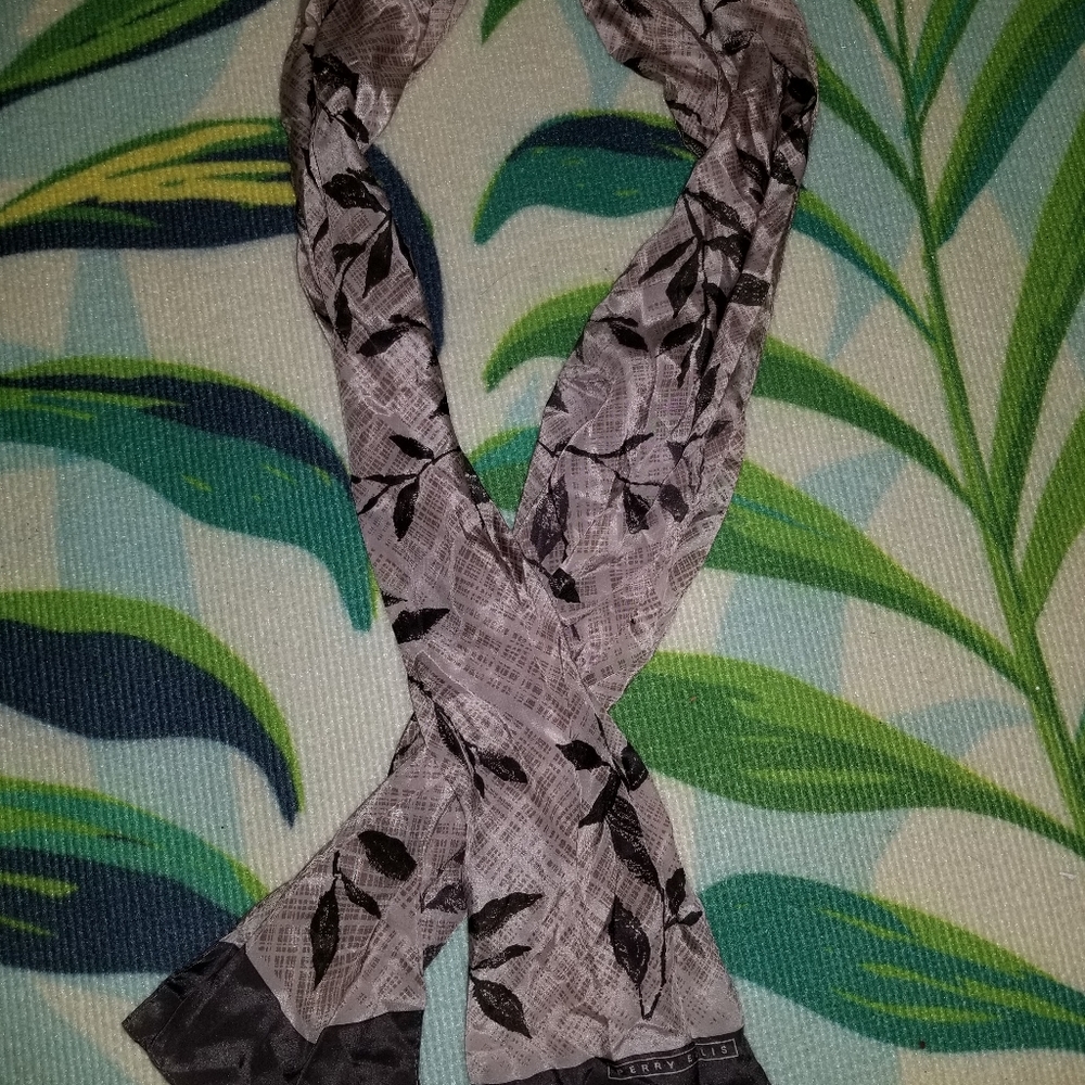 Perry Ellis Scarf leaf pattern - Picture 4 of 8